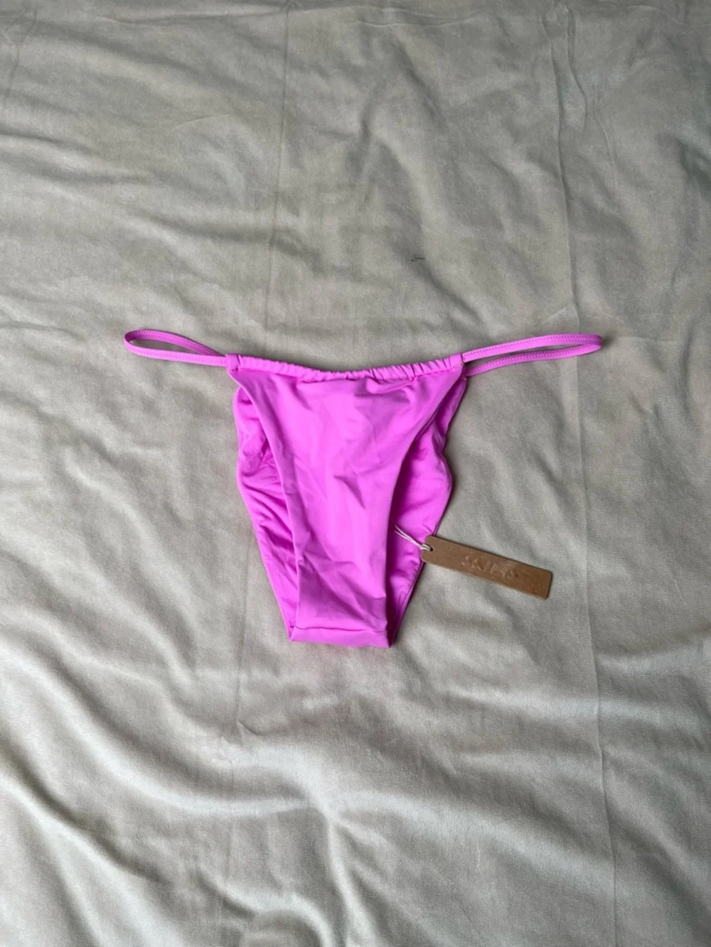 SKIMS 🩷 String Bikini Bottoms Neon Orchid Medium NWT - Picture 1 of 8